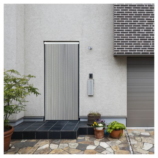 Imagen de Mosquitera cortina para puerta de casa en color gris blanco